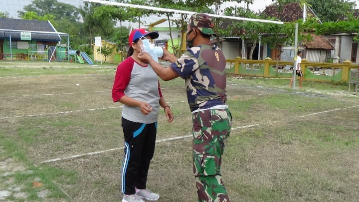 Berolahraga Tak Indahkan Prokes, Satgas TMMD Bojonegoro Pakaikan Masker Ibu-Ibu